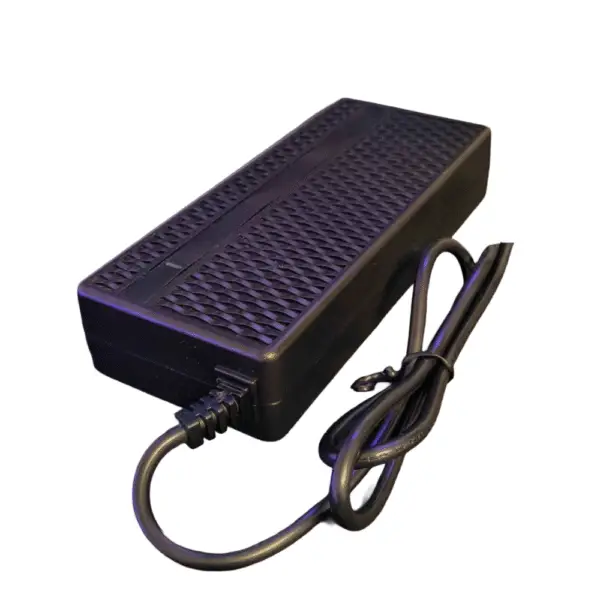 Oryginalna ładowarka KuKirin Li-Ion BC042546020A z widocznymi parametrami 54.6V 2.0A i logo KuKirin. Oryginalna ładowarka KuKirin Li-Ion BC042546020A z widocznymi parametrami 54.6V 2.0A i logo KuKirin.